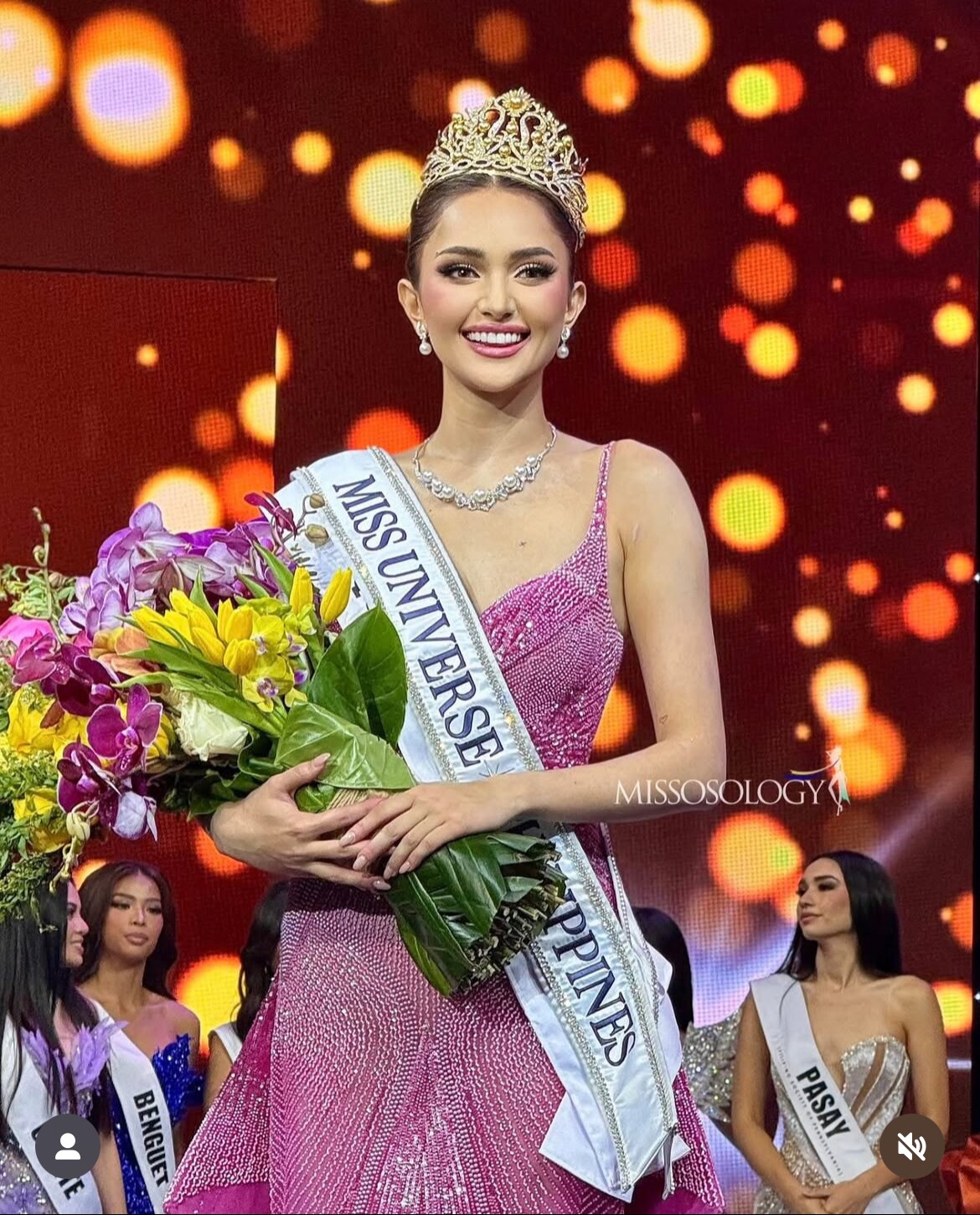 Sau bao lần nỗ lực thì Ahtisa Manalo đã chính thức có được chiếc vương miện danh giá của Miss Universe Philippines 2025.