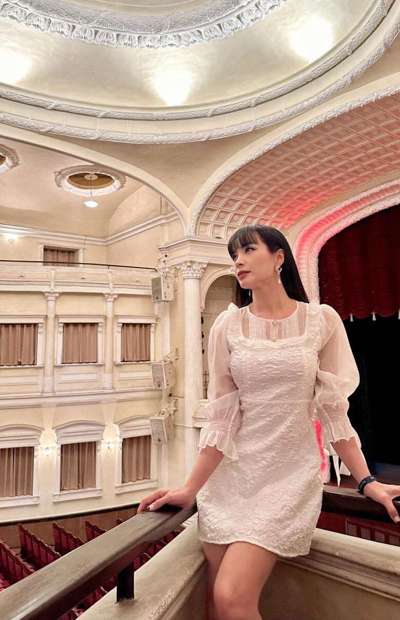 Thúy Hạnh còn chọn nhiều váy áo màu sáng hay trung tính, vì ứng dụng được lâu lại không lo vì tính thời thượng bền bỉ.