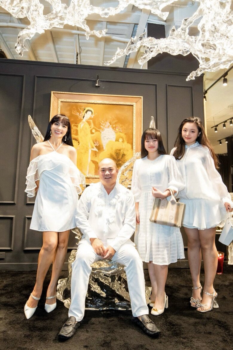 Gia đình Thúy Hạnh - Minh Khang mặc đồ trắng đồng điệu và sang trọng bên hai cô con gái cưng.