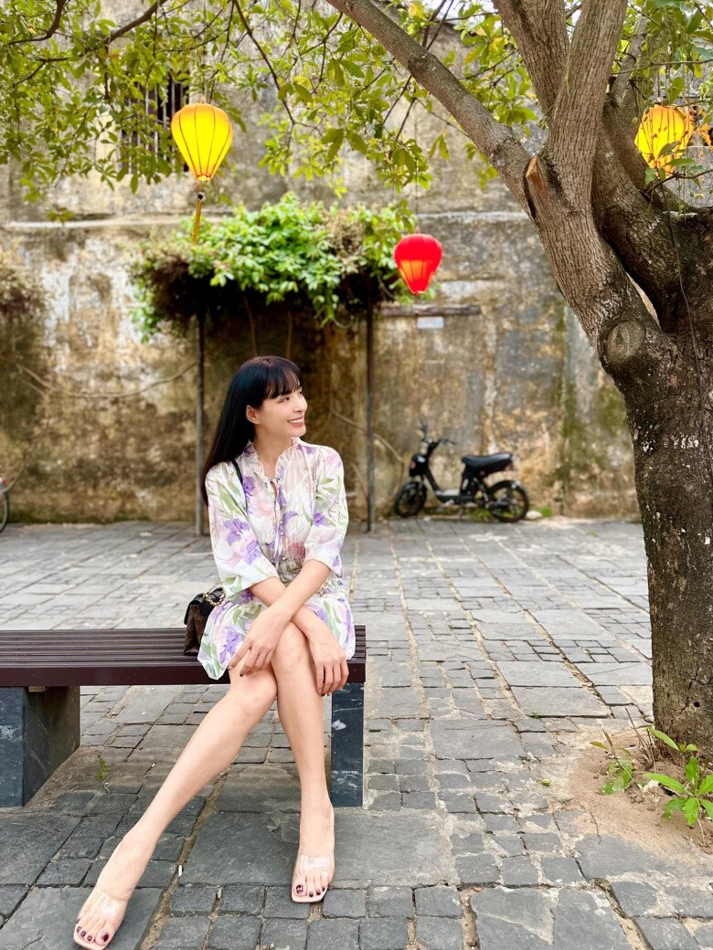 Thúy Hạnh chọn váy hoa ngắn để khoe chân thon dài, tôn da và nịnh mắt tuyệt đối.