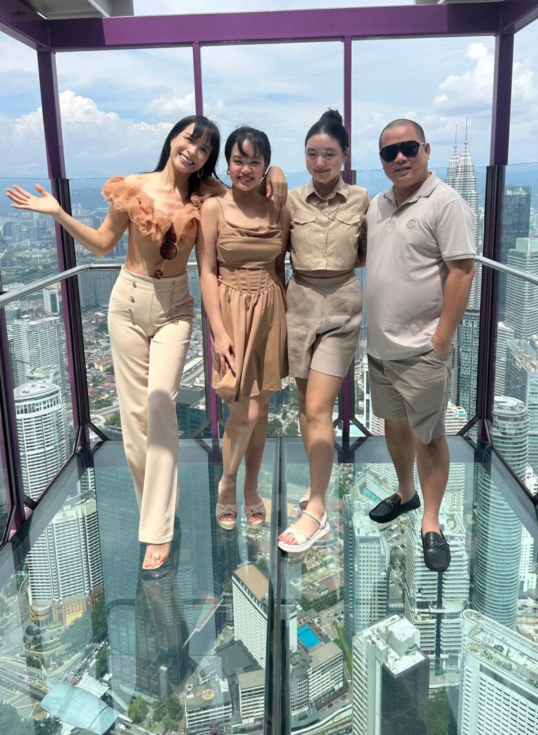 Những chuyến du lịch không thể thiếu các set đồ đồng nhất về màu sắc tươi mới của cả nhà.