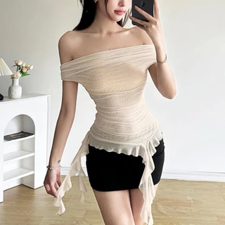 Nàng hậu tôn đường cong mỹ miều và chiếc eo nhỏ nhắn, cộng với đó là khung vai như móc treo đồ đỉnh cao với mẫu áo trắng nhún bèo chỉ hơn 100 ngàn đồng mà thôi. 