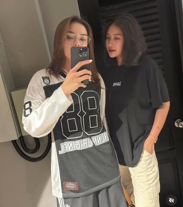 Cả Kỳ Duyên và Thiên Ân đều yêu thích trưng dụng những set đồ năng động, cá tính và phóng khoáng mang chất thể thao khi ở đời thường, khác xa hình ảnh lộng lẫy quyến rũ cùng váy dạ hội thướt tha khi xuất hiện trước công chúng.
