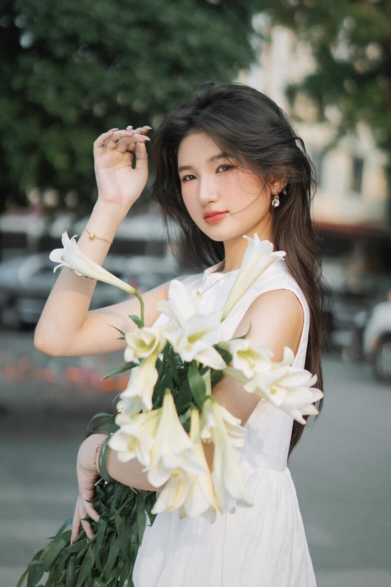 Phong cách trang điểm nhẹ nhàng, mái tóc dài thướt tha được cô yêu thích và ứng dụng nhiều dịp.