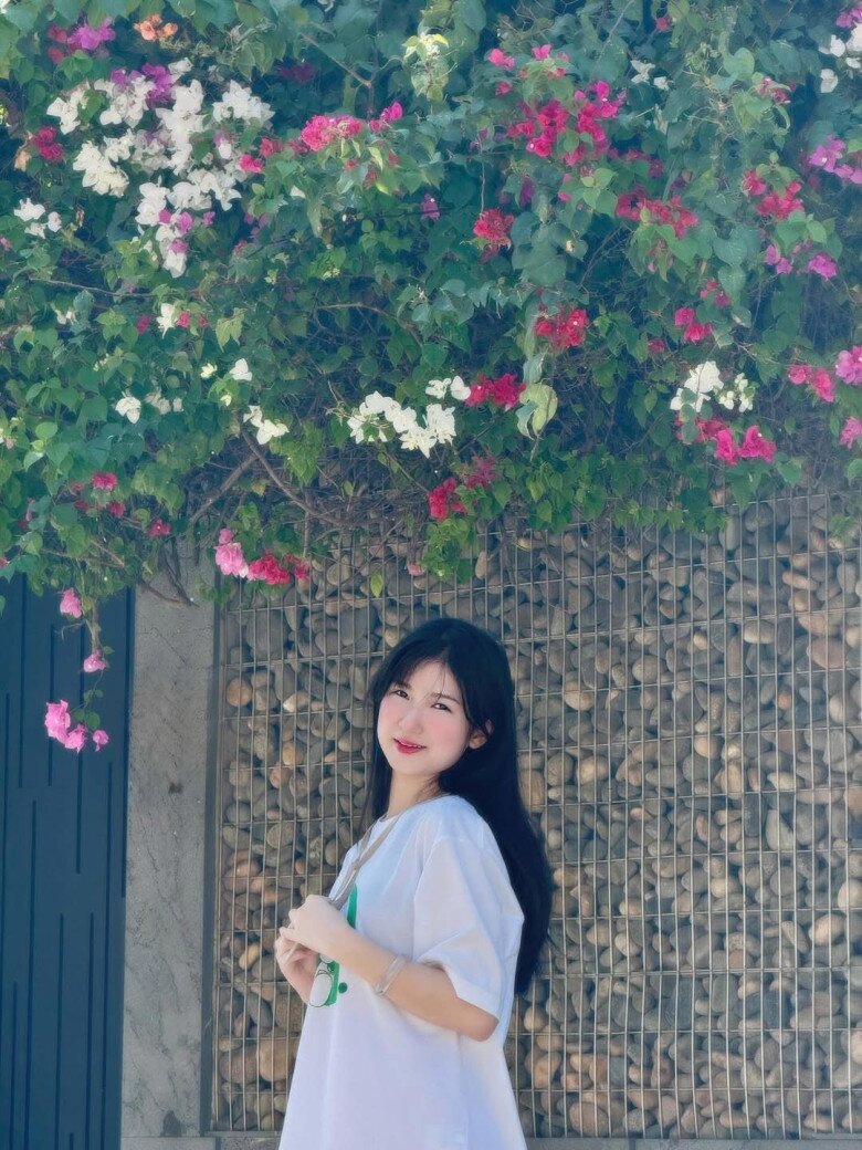 Cô nàng yêu thích những chiếc áo thun trắng tinh giản và năng động.
