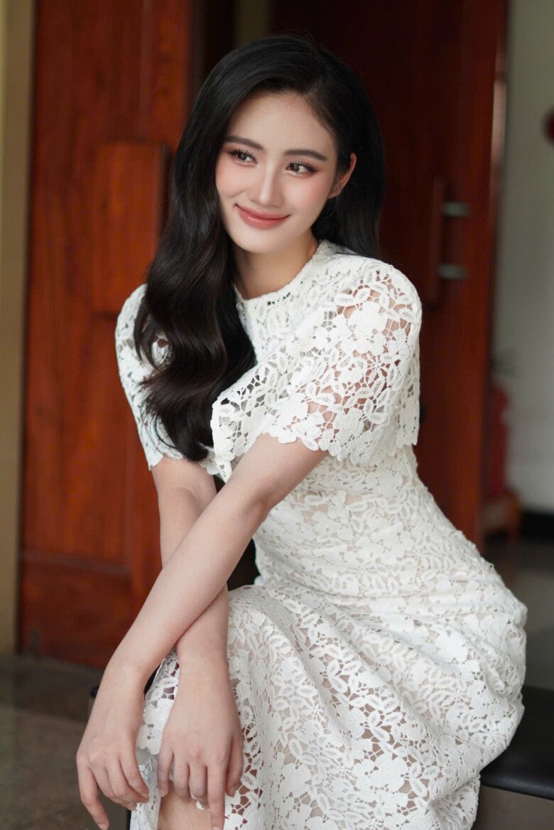 Ý Nhi ngày càng nhuận sắc và hoàn thiện bản thân.