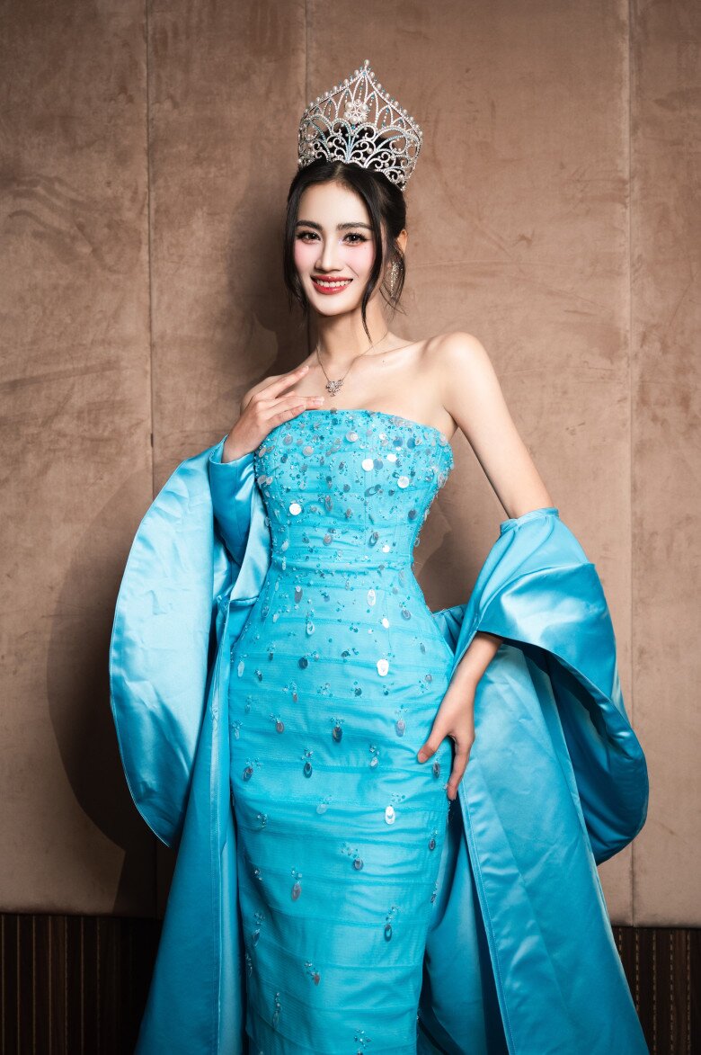 Ý Nhi được truyền lửa từ những nàng hậu đi trước. 