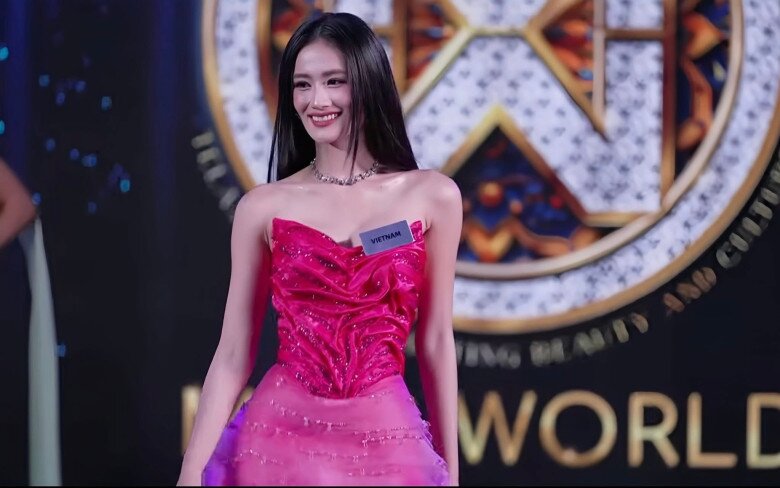 Ở phần thi chính thức với trang phục tự chọn, Ý Nhi diện thiết kế của NTK Thượng Gia Kỳ. Trang phục mang tông hồng chủ đạo, lấy cảm hứng từ vẻ đẹp của hoa sen Việt trên dòng nước óng ánh. Điểm nhấn là phần corset tạo hình những nếp gấp nghệ thuật độc đáo. Phần chân váy xẻ cao, khoe khéo đôi chân thanh thoát.