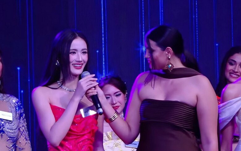 Hoa hậu Ý Nhi giữ vững phong độ trình diễn. Cô sải bước chắc chắn, phong thái sang trọng. Người đẹp cũng thể hiện các động tác xoay người, tung tà váy khoe tối đa vẻ đẹp của trang phục. 