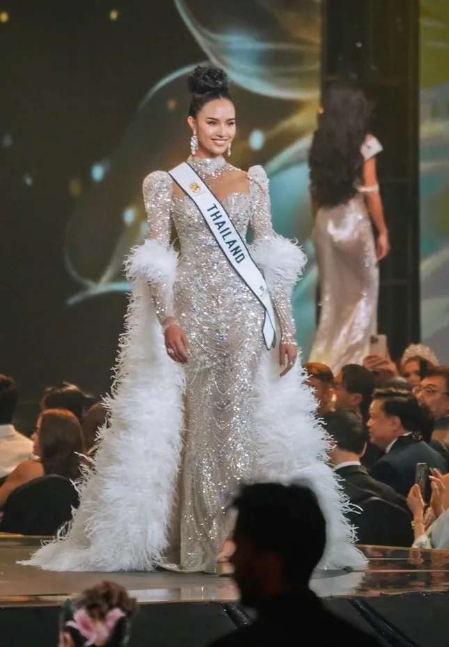 Opal Suchata nhìn như chị em sinh đôi với một cựu Miss World, là vô tình hay cố ý? - 1