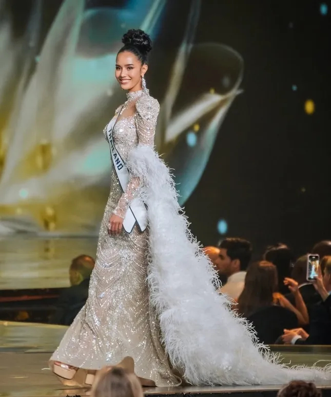 Opal Suchata nhìn như chị em sinh đôi với một cựu Miss World, là vô tình hay cố ý? - 2