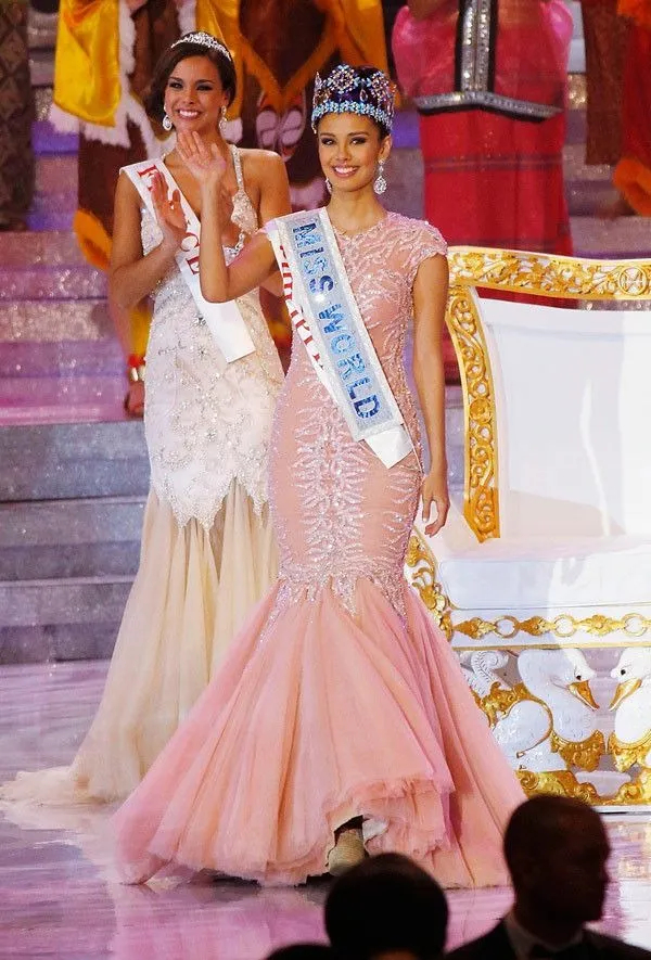 Opal Suchata nhìn như chị em sinh đôi với một cựu Miss World, là vô tình hay cố ý? - 8
