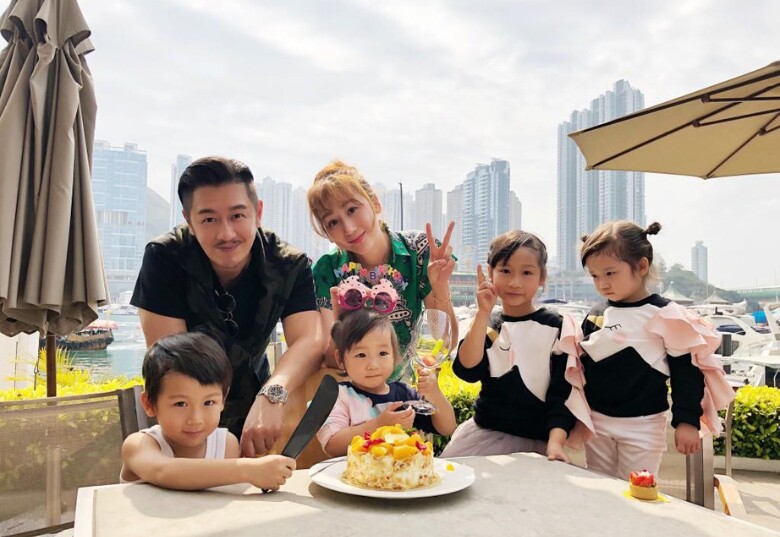 Hai vợ chồng đang tích cực quay phim, bán hàng online để chăm lo cho các con.