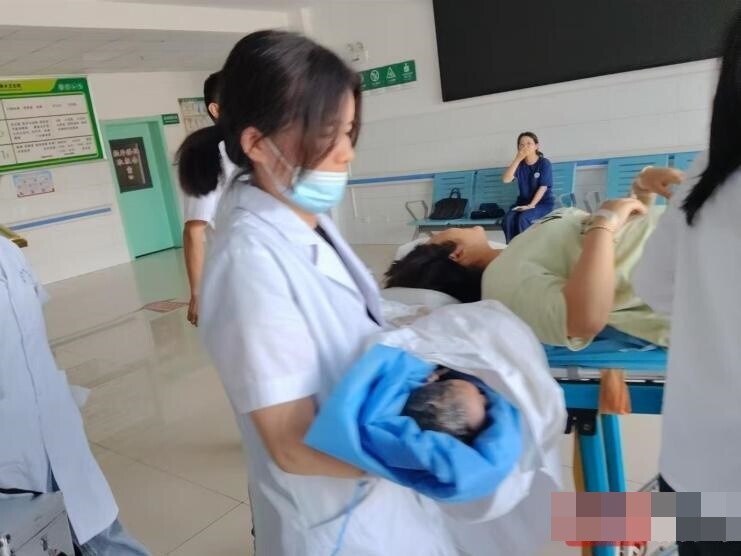 Người phụ nữ thần tốc sinh ra con trai.