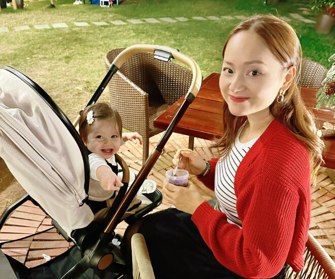 Khoảnh khắc bình dị của Lan Phương bên con gái.