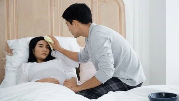 Bố đã ôm mẹ nói lời chúc mừng. (Ảnh minh họa)