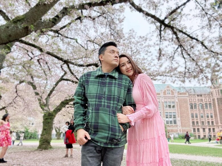 Cặp đôi hạnh phúc ngọt ngào bên nhau.