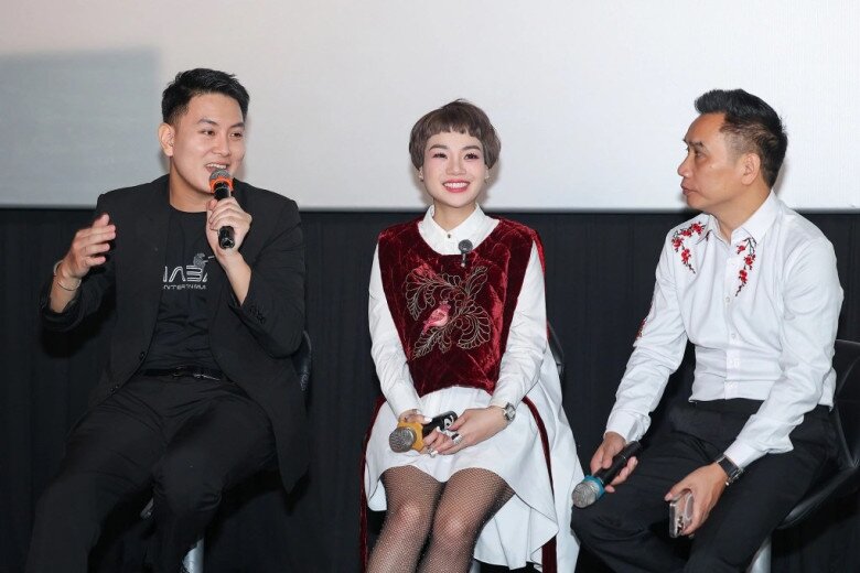 Ngọc Khuê và bạn trai - DJ Huy Ngô (áo đen) trong một sự kiện đầu năm 2025.