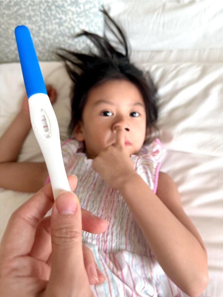 Biểu cảm ngây ngô của bé Bối trước que 2 vạch của mẹ.