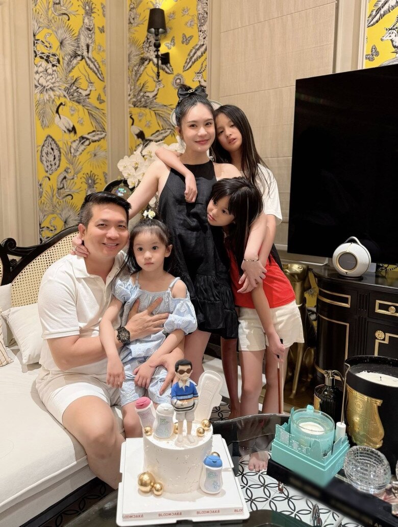 Ông xã Quốc Vũ luôn ở bên đồng hành cùng Đoàn Di Băng.