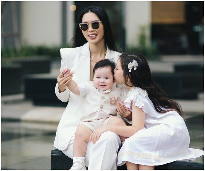 Nữ siêu mẫu là mẹ của 2 con xinh xắn, đáng yêu.