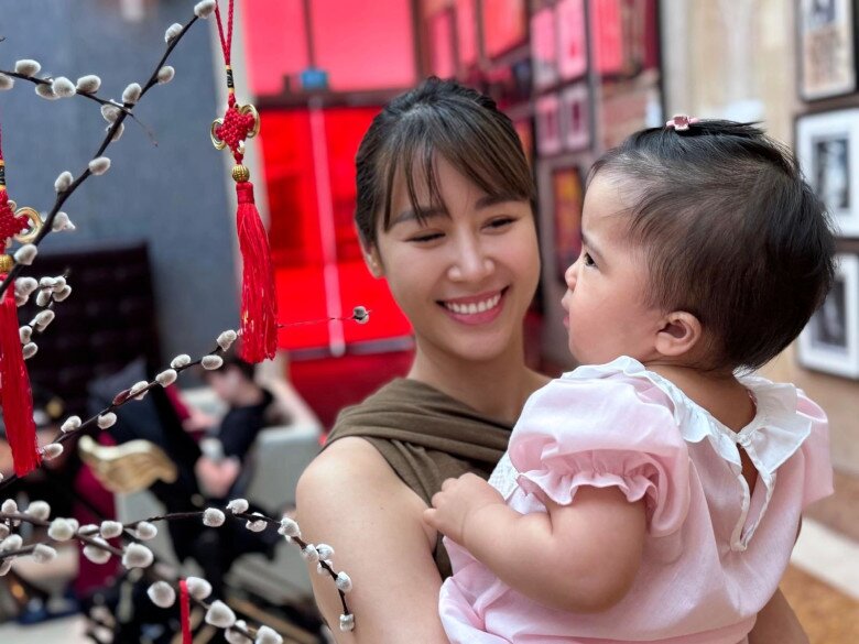 Cô sinh em bé thứ 2 cách con cả 13 năm.