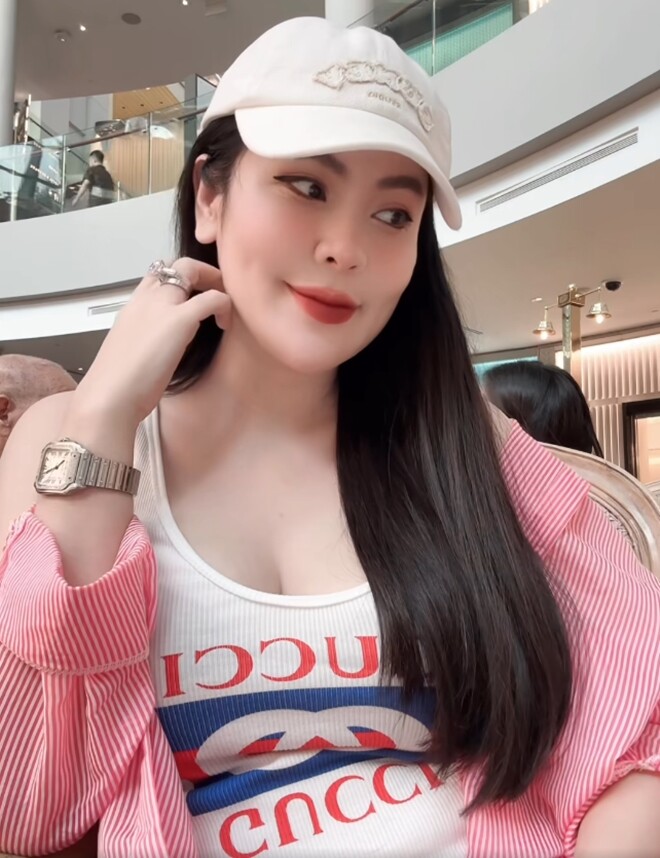 Nhan sắc nàng hậu vẫn rạng rỡ trong thai kỳ.