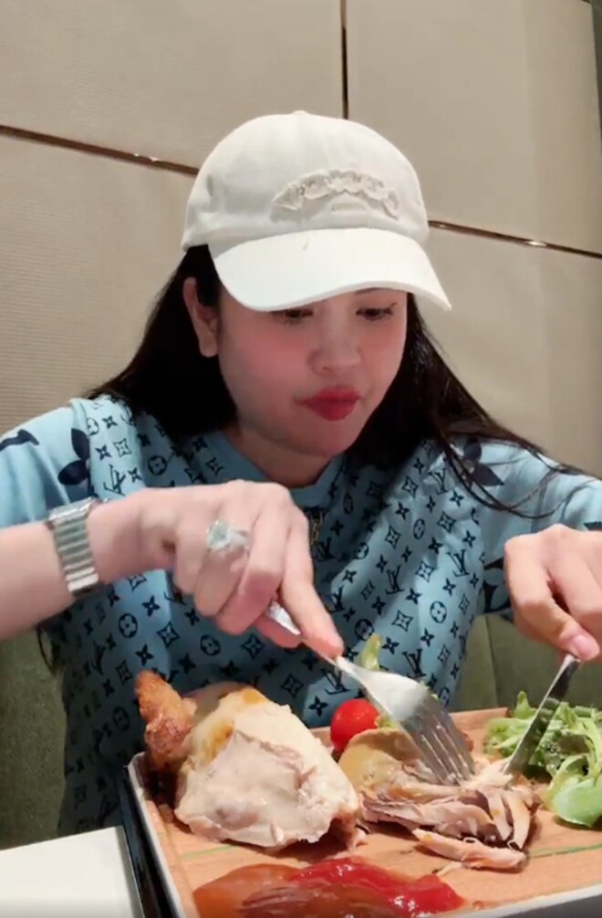 Nàng hậu ăn ngon miệng, ăn hết nửa con gà.