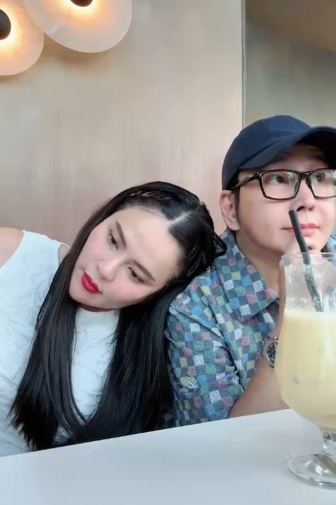 Bà bầu được ông xã cưng chiều.