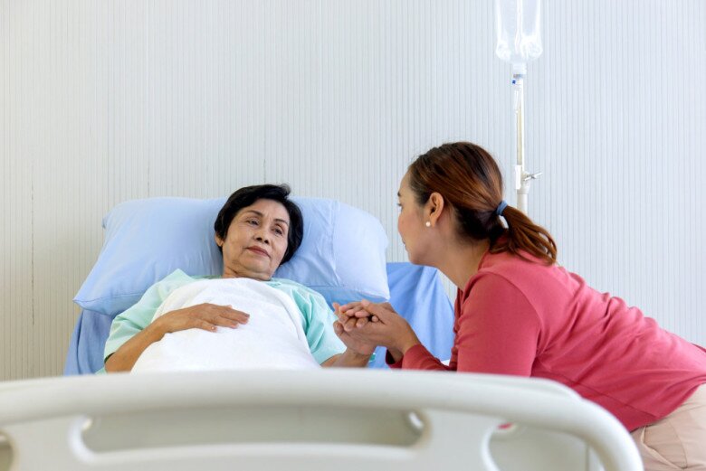 Mấy tháng đầu, 3 em dâu thay nhau đến nhà chăm sóc mẹ. (Ảnh minh họa)