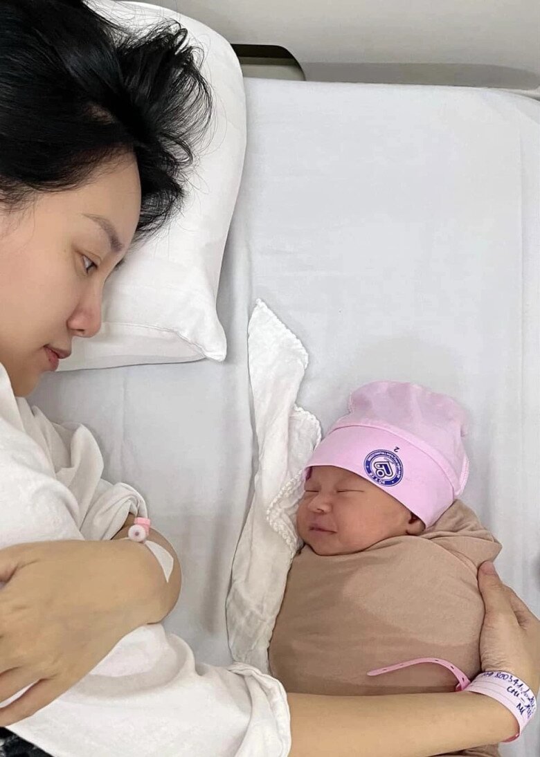 Quỳnh Chi thường xuyên ngủ không đủ giấc sau khi sinh con.