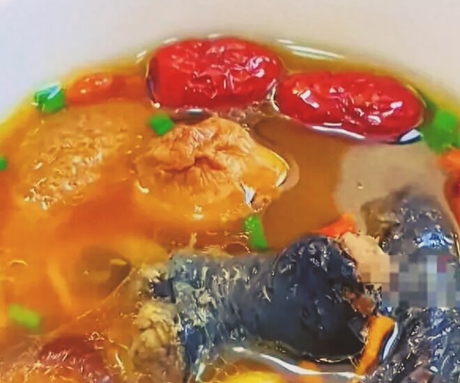Khi con dâu mang thai, mẹ chồng mỗi ngày đều nấu canh bổ dưỡng. Kiểu bồi bổ nhồi vịt khiến mẹ bầu tăng hơn 20kg. Em bé sinh ra nặng 6.5kg tương đương cân nặng của 2 đứa trẻ.