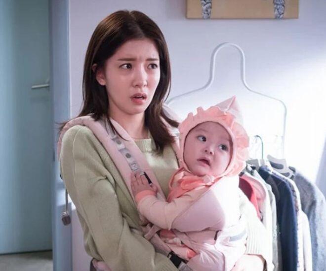 Khi tôi học lớp 5, bố đi làm, mẹ nhận hàng về nhà làm để có nhiều thời gian chăm sóc con cái. (Ảnh minh họa)