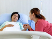 Yêu - Mẹ vợ nằm viện, chồng tôi đến thăm và nói một câu khiến chị dâu ngượng đỏ mặt