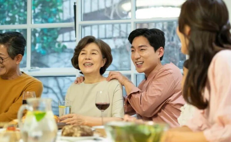 Năm nay, sức khỏe mẹ tôi yếu đi nhiều, thế nên bà quyết định chia đất cho các con. (Ảnh minh họa)