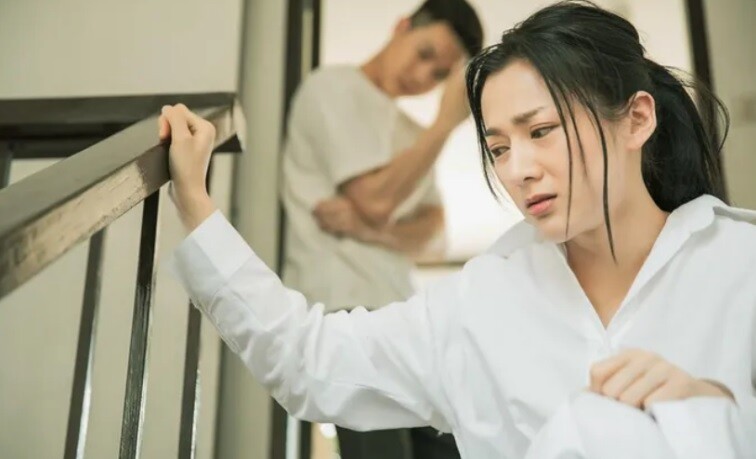 Tôi công khai ngoại tình với người con gái khác, vợ khóc lóc níu kéo. (Ảnh minh họa)