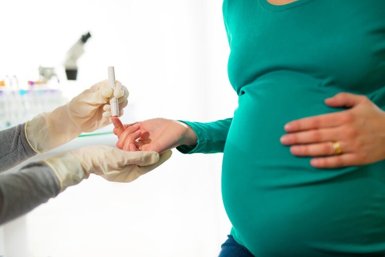 Các mẹ bầu nên đi test tiểu đường thai kỳ để phòng tránh những biến chứng bất lợi.