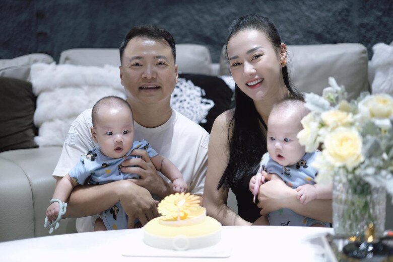 Shark Bình quấn quýt bên vợ đẹp, con xinh.