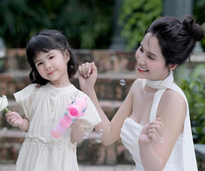 Được người đặc biệt hộ tống đi đẻ bằng xe máy, sau sinh cật lực kiếm tiền nuôi con 1 Thiên An bên con gái đầu lòng - bé Sol.