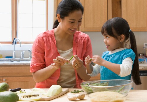 Hằng ngày vợ chồng tôi cùng đi làm nhưng khi về nhà, tôi không động vào việc gì, còn vợ làm việc luôn tay luôn chân. (Ảnh minh họa)