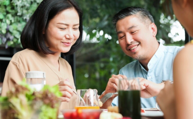 Sau khi trả nợ xong, vợ chồng tôi làm 1 bữa cơm mời gia đình chị Thu qua ăn để nói lời cảm ơn. (Ảnh minh họa)
