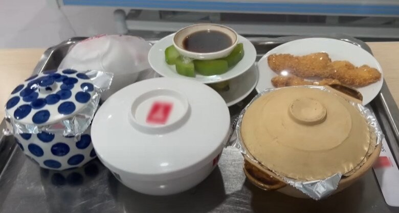 Căn phòng chờ sinh và suất ăn được bà xã Tiết Cương chia sẻ.