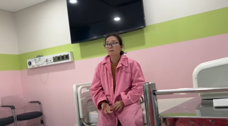 Mẹ vợ Tiết Cương lo lắng khi đưa con đi vượt cạn.