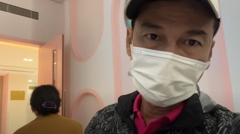 Nam diễn viên và mẹ vợ ngồi bên ngoài chờ đợi trong lo lắng.