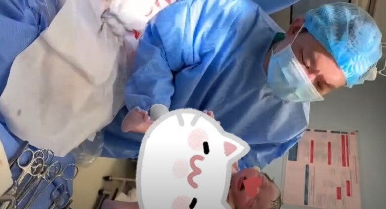 Tiếng khóc của em bé làm ông bố hơn 50 tuổi vỡ òa.