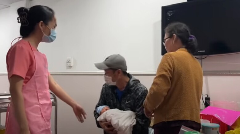 Diễn viên 7x lóng ngóng bế con trai đầu lòng.