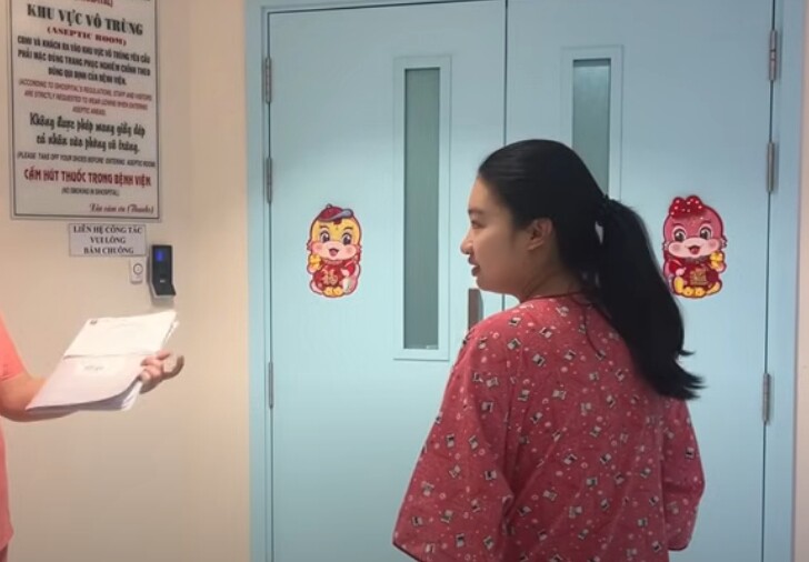 Vợ kém 26 tuổi của Tiết Cương và hành trình đi đẻ: Từ nhập viện khẩn cấp đến lộ diện tươi tắn sau sinh - 5