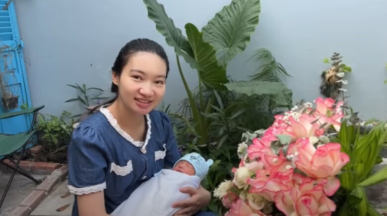 Ngọc Thưởng tươi tắn sau sinh khi trở về nhà.