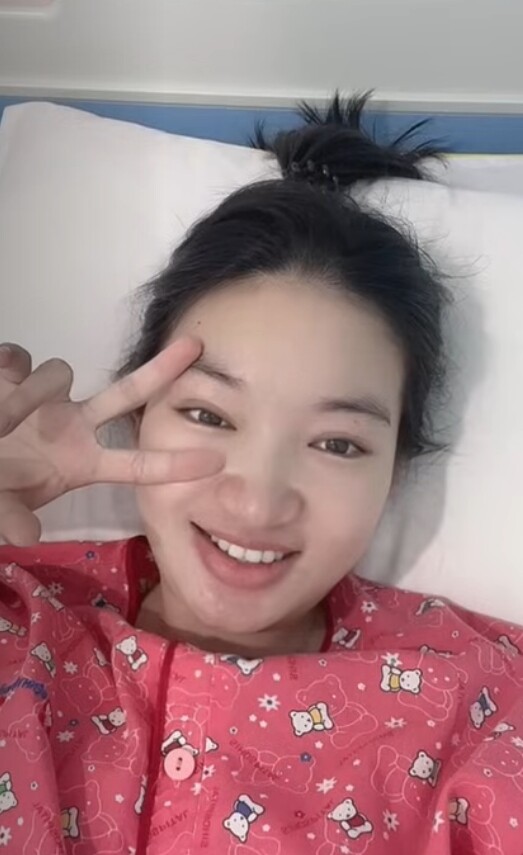 Ngọc Thưởng vào phòng sinh một mình, còn Tiết Cương không dám vào cùng.