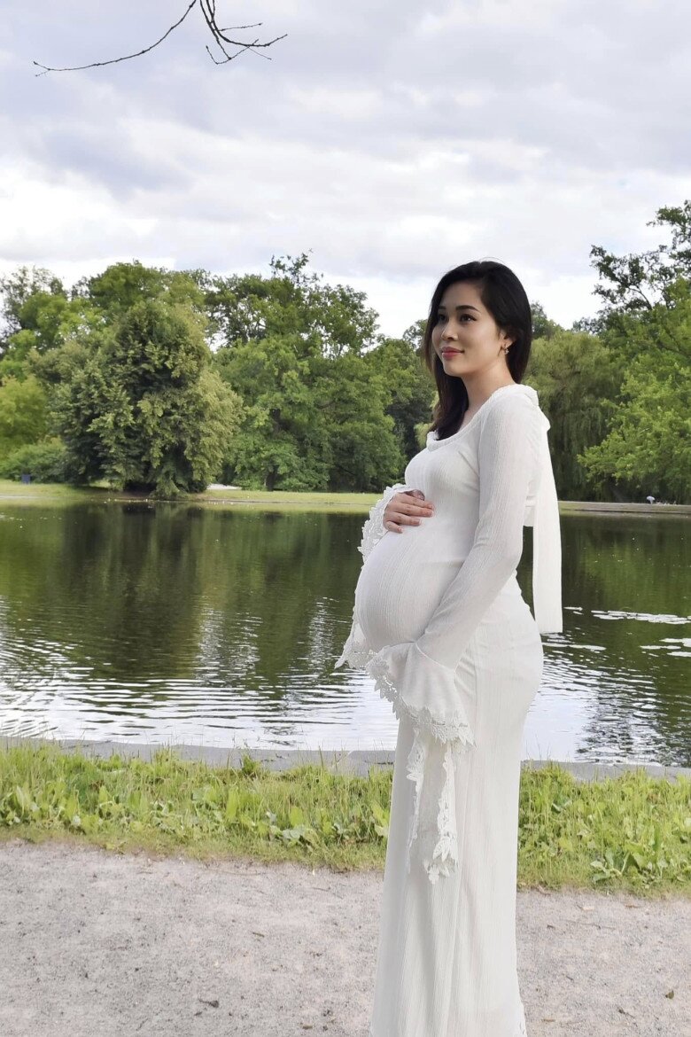 Hồi bầu cuối thai kỳ, cô đầy đặn hơn nhưng vẫn sở hữu đường cong đáng ngưỡng mộ.